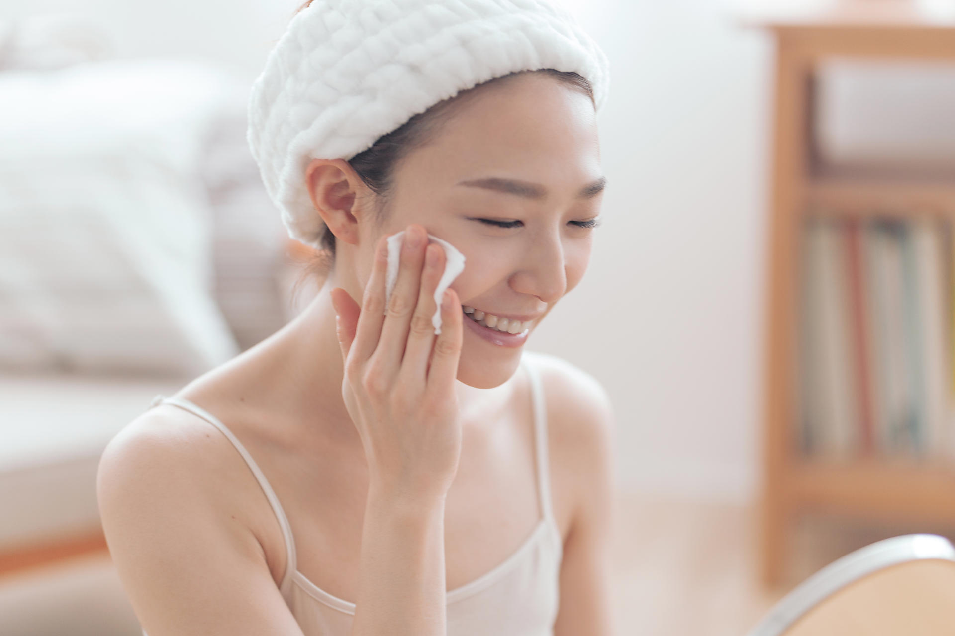 メイク中の女性の画像